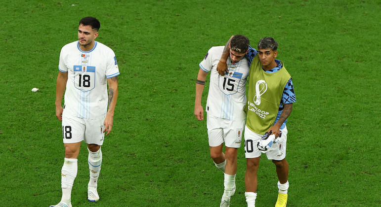 Maxi Gomez, Valverde e Torres, do Uruguai, saíram decepcionados do campo após derrota contra Portugal
