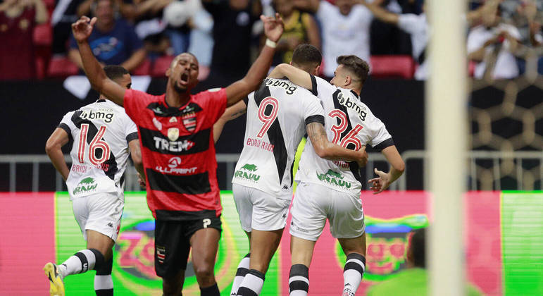 Jogadores do Vasco comemoram gol contra o Trem-AP