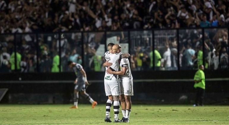 Jogadores do Vasco comemoram gol em São Januário