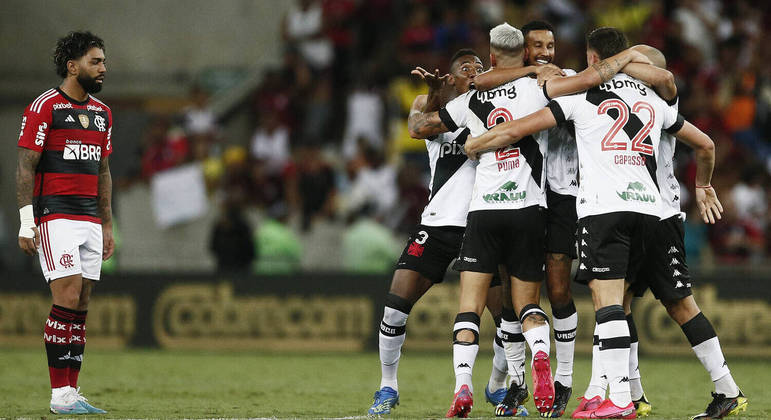 Jogadores do Vasco comemoram gol no clássico contra o Flamengo
