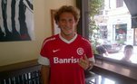 Diego ForlánTime: InternacionalApenas dois anos após ser eleito o melhor jogador da Copa do Mundo da África do Sul, o Colorado anunciou a bombástica contratação do craque uruguaio. Pela expectativa, a passagem acabou sendo discreta. Longe da forma física ideal, Forlán disputou 55 jogos, marcou 22 vezes, e conquistou apenas um campeonato gaúcho, em 2013