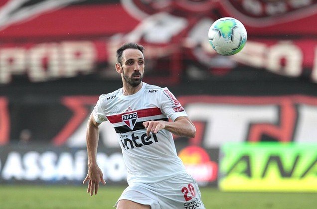 JuanfranTime: São PauloNa mesma semana em que anunciou Daniel Alves, o clube trouxe outro defensor conhecido mundialmente: Juanfran. O espanhol até foi titular, e esboçou bons momentos, mas foi gradativamente perdendo espaço. No início de 2021, o São Paulo anunciou a saída do atleta, após não oferecer uma renovação contratual para ele