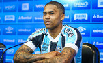 Douglas CostaTime: GrêmioO habilidoso ponta-direita deixou o futebol europeu para voltar ao Grêmio, clube do coração, após 11 anos, mas o roteiro não foi o esperado, e terminou da pior forma possível. Com muitos problemas físicos, o jogador não teve sequência, brigou com torcedores, e se despediu do Imortal no jogo que sacramentou o rebaixamento do clube para a segunda divisão, em 2021