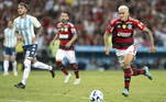 Pedro (Flamengo) - O centroavante Pedro ficou perto de deixar o Flamengo logo no início da abertura da janela de transferências. O jogador recebeu uma oferta do Al-Hilal para receber seis vezes mais do que ganha atualmente no Rubro-Negro, mas recusou a proposta. Ainda assim, Jorge Jesus, técnico da equipe saudita, segue desejando Pedro em sua equipe
