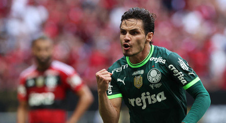 Raphael Veiga em partida pelo Palmeiras