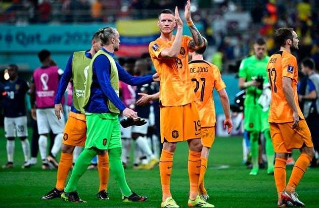 Jogadores holandeses agradecem aos torcedores após a partida.