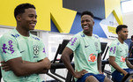 Logo em seus primeiros momentos com o grupo que forma a seleção, Endrick 'colou' ao lado da dupla Vinícius Júnior e Rodrygo, que serão seus parceiros de time a partir de 2024, quando ele se transferir para o Real Madrid. Assim como os outros seis nomes da lista, o atacante foi convocado enquanto defendia um clube brasileiro
