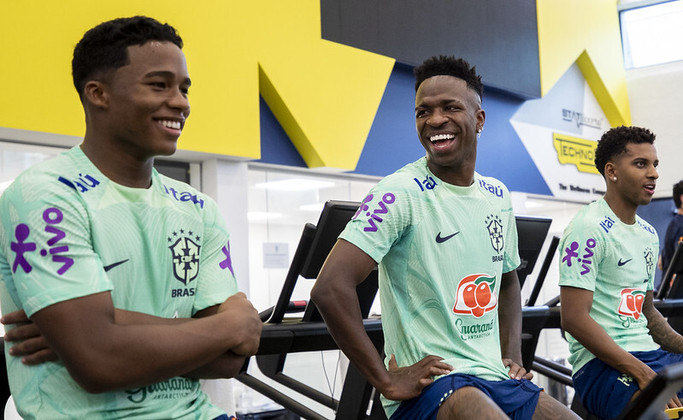 Logo em seus primeiros momentos com o grupo que forma a seleção, Endrick 'colou' ao lado da dupla Vinícius Júnior e Rodrygo, que serão seus parceiros de time a partir de 2024, quando ele se transferir para o Real Madrid. Assim como os outros seis nomes da lista, o atacante foi convocado enquanto defendia um clube brasileiro
