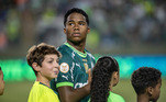 A seleção brasileira entra em campo nesta quinta-feira (16), contra a Colômbia, pelas eliminatórias da Copa do Mundo. A grande notícia da partida é a possibilidade de Endrick estrear pela Canarinha. A convocação da joia de 17 anos, que vem brilhando pelo Palmeiras, já entrou para a história, pois ele se tornou um dos mais jovens a serem convocados para o selecionado nacional. • Clique aqui e receba as notícias do R7 Esportes no seu WhatsappConfira os sete jogadores mais jovens a estrear pelo Brasil: