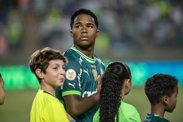 A seleção brasileira entra em campo nesta quinta-feira (16), contra a Colômbia, pelas eliminatórias da Copa do Mundo. A grande notícia da partida é a possibilidade de Endrick estrear pela Canarinha. A convocação da joia de 17 anos, que vem brilhando pelo Palmeiras, já entrou para a história, pois ele se tornou um dos mais jovens a serem convocados para o selecionado nacional. • Clique aqui e receba as notícias do R7 Esportes no seu WhatsappConfira os sete jogadores mais jovens a estrear pelo Brasil:
