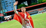 Elkeson, ou Ai Kesen, joga pelo Guangzhou Evergrande, é naturalizado chinês e também foi convocado para a seleção do país. Vale lembrar, aliás, que não é possível ter dupla-cidadania por lá
