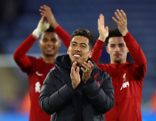 Roberto FirminoIdade: 31 anosValor de mercado: 22 milhões de eurosApós oito anos de Liverpool, Firmino deixa o clube inglês como ídolo. Ganhou todos os títulos possíveis nos Reds, jogou Copa do Mundo e deixou sua marca. Na última temporada, não passou de um reserva de luxo, e acostumado com o protagonismo, um retorno ao Brasil seria uma chance de ouro para voltar a vestir a amarelinha e ser artilheiro. Corinthians e Internacional já sondaram o atacante
