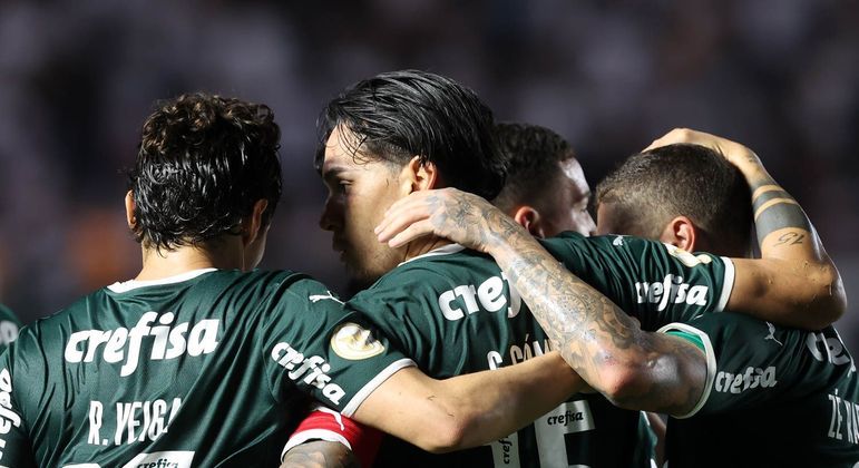 Jogadores do Palmeiras comemoram o gol da vitória  sobre o Santos pelo Brasileirão