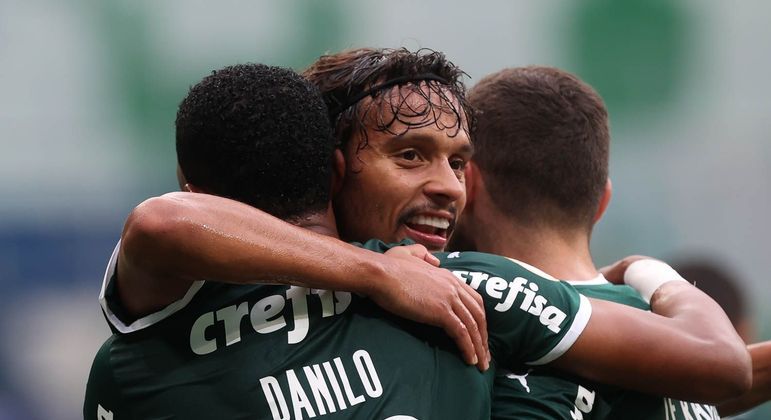 Jogadores do Palmeiras comemoram o gol do Danilo diante do RB Bragantino no Allianz Parque