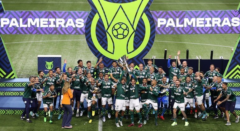Palmeiras comemora seu 11º título brasileiro. Desta vez, com a taça. Clima era de euforia