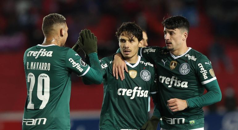 Navarro, Veiga (ao centro) e Piquerez comemoram quarto gol do Palmeiras no Petrolero
