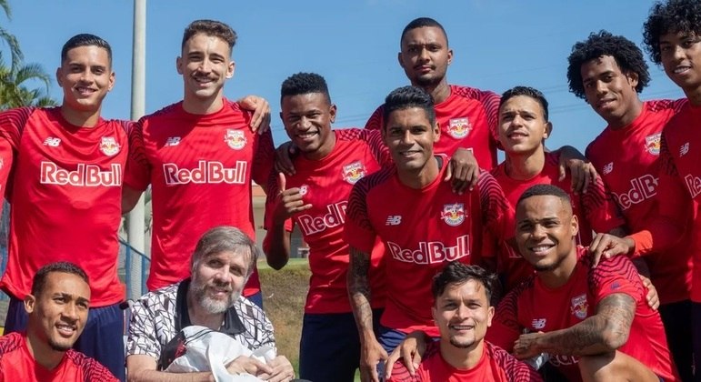 Jogadores posaram para foto com o torcedor
