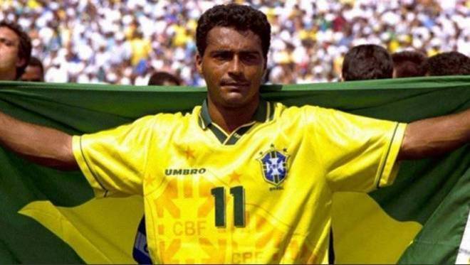 Em 2009, Romário atrasou pensões para Mônica Santoro, sua ex-mulher, e teve que passar uma noite na cadeia