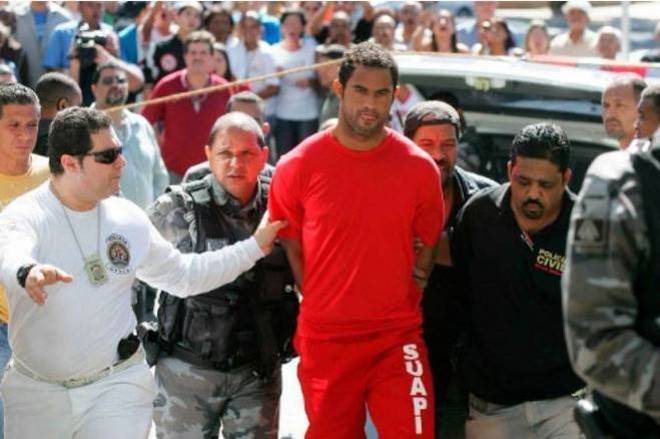 O goleiro Bruno foi preso em 2010, logo após ser condenado no caso da morte de Eliza Samúdio. Ele é acusado de ser o mandante do crime. O goleiro deixou a prisão em fevereiro de 2017, mas voltou para a cadeia em abril do mesmo ano, por decisão do Supremo Tribunal Federal (STF). Atualmente, ele cumpre prisão domiciliar