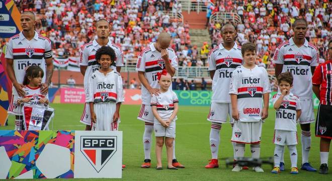 Tricolores rasparam a cabeÃ§a em homenagem Ã  torcedora com cÃ¢ncer