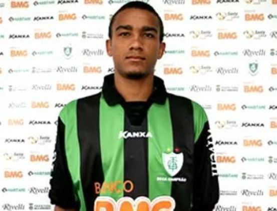 DaniloApesar de ter aparecido com maior destaque no Santos de 2011, campeão da Libertadores, o lateral-direito estreou no América-MG, também aos 18 anos