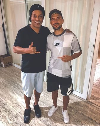 Mas o uruguaio também já mostrou seu lado fã quando encontrou Ronaldinho Gaúcho, o Bruxo! Mas, também, né, quem não se deixaria levar pela emoção de encontrar o R10?
