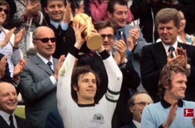 Jogando em casa, Beckenbauer se consagraria na Copa do Mundo de 1974, ao conquistar seu grande título pela seleção em um duelo contra a Holanda em Munique. Dois anos antes, ele havia vencido a Euro realizada na Bélgica. Foto: Reprodução/Youtube Bundesliga