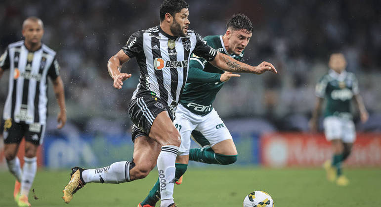 Hulk e Piquerez disputam a bola na derrota do Atlético para o Palmeiras no Brasileirão