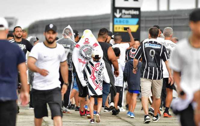 A chuva não desaminou os torcedores do Corinthians