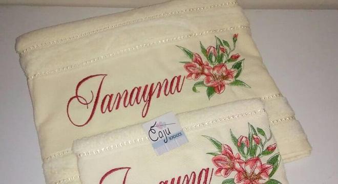 jogo de toalha bordada com nome e flores 