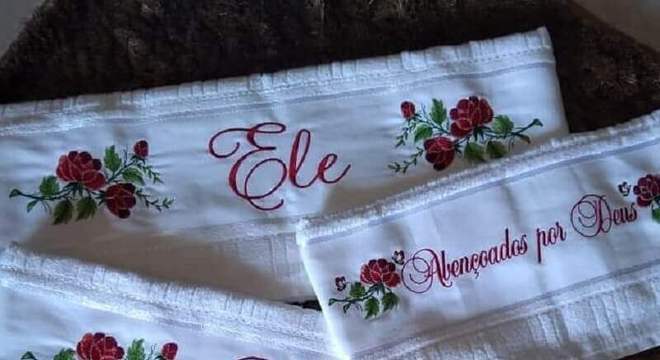jogo de toalhas bordadas para presente de casamento