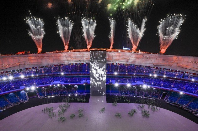 Depois de 14 anos, Pequim e o emblemático Ninho do Pássaro voltam a receber uma Olimpíada. A cerimônia de abertura dos Jogos de Inverno começou nesta sexta-feira (4), com direito a show de imagens da festa chinesa. Confira!