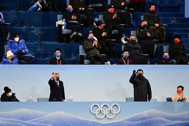 Apesar do clima de celebração, a festa de abertura dos Jogos de Inverno não terá representantes diplomáticos dos Estados Unidos, Dinamarca, Austrália, Canadá, Japão e Reino Unido. Os países fazem boicote ao evento por supostas violações do governo da China aos direitos humanos