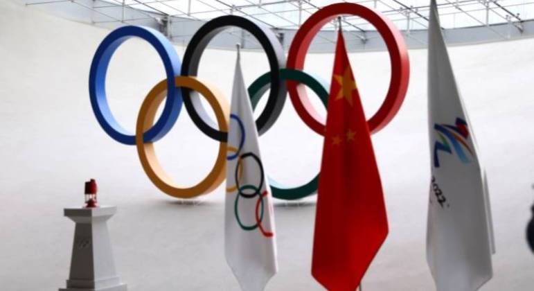 Anéis olímpicos e bandeiras são vistos dentro da Torre Olímpica, em Pequim, na China