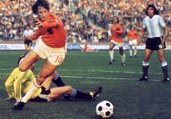 Johan Cruijff - Copa de 1974 (Alemanha): apesar de lendário, Cruijff disputou apenas um Mundial, em 1974. A revolucionária 'Laranja Mecânica' acabou terminando com o vice-campeonato, após ser derrotada para os alemães, donos da casa.