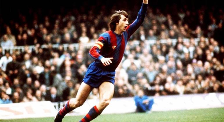 Johan Cruyff - Do Ajax para o Barcelona - Valor: €2 milhões - Grande meia-atacante do Ajax, chegou ao Barcelona e revolucionou a equipe, se tornando o grande destaque do clube enquanto esteve lá