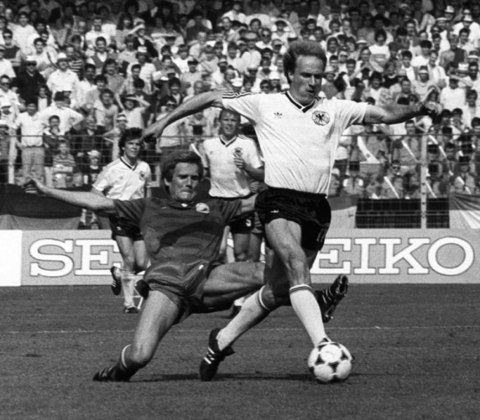 Johan Cruyff é um dos maiores de todos os tempos. Principal talento da Holanda que reinventou o futebol na década de 70, Cruyff venceu três Ligas dos Campeões com o Ajax (1970, 71 e 72) e um Espanhol com o Barcelona (1973/74), além de nove conquistas do Campeonato Holandês. Foi vice-campeão da Copa do Mundo de 1974