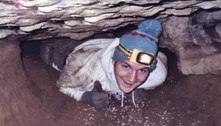 Preso de ponta-cabeça em caverna por 27 horas, explorador teve uma das mortes mais trágicas da história