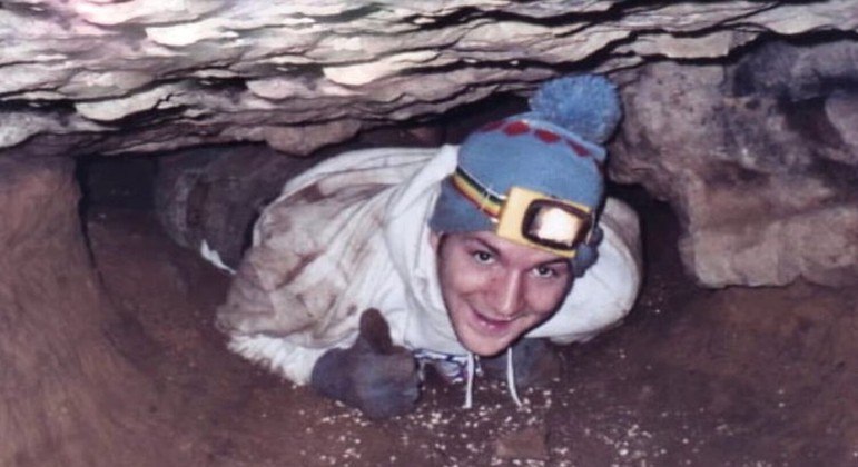 John Edward Jones explorou rede perigosa de cavernas com amigos e parentes