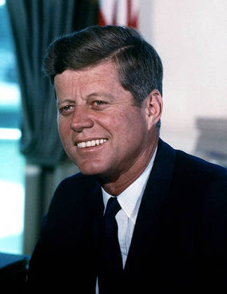 John F. Kennedy - Morreu em 22 de novembro de 1963, aos 46 anos, assassinado a tiros num dos episódios mais marcantes da história americana. Ele visitava Dallas e percorria um caminho de carro quando foi baleado.  