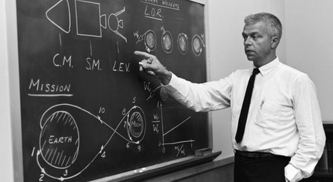 John Houbolt se apresenta num seminário da Nasa nos anos 1960