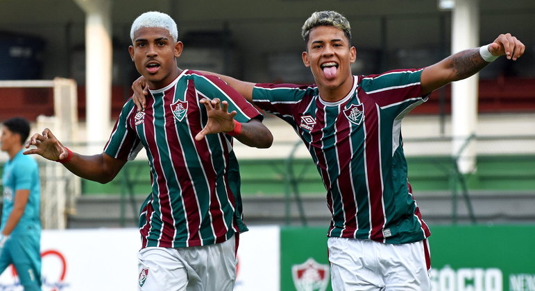 Destaque do Fluminense na Copinha, John Kennedy (à esq.) comemora mais um gol