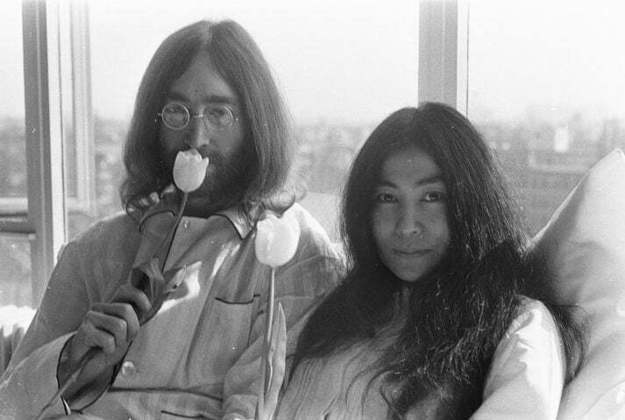 John Lennon e Yoko Ono - “Happy Xmas” (War Is Over): Se você só está familiarizado com a versão de Simone, é interessante descobrir a versão original dessa música que foi gravada por John Lennon e Yoko Ono há mais de 50 anos! 