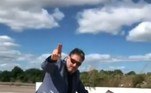Para escapar, ele conta que se enterrou no chão dentro de caixas e traçou uma rota de fugas, onde contou com a ajuda de esposas, jornalistas, ex-policiais e pistas falsas na internet
