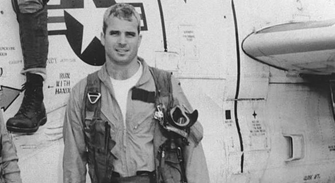 McCain foi piloto na Guerra do Vietnã e passou 5 anos como prisioneiro