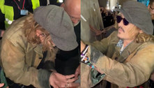 Após vitória, Johnny Depp distribui autógrafos e faz piada com julgamento contra Amber Heard 