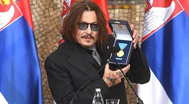 Johnny Depp tem sido tão discriminado que, em fevereiro deste ano (2022), quando esteve na Sérvia para receber uma medalha de arte cinematográfica, declarou que cogitava ir morar lá, onde é bem tratado. 