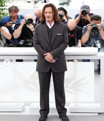 Johnny Depp voltou aos holofotes depois de um ano muito conturbado, onde encarou um desgastante processo contra a ex-mulher Amber Heard. O retorno aconteceu nesta terça-feira (16/5), no tradicional Festival de Cinema de Cannes.