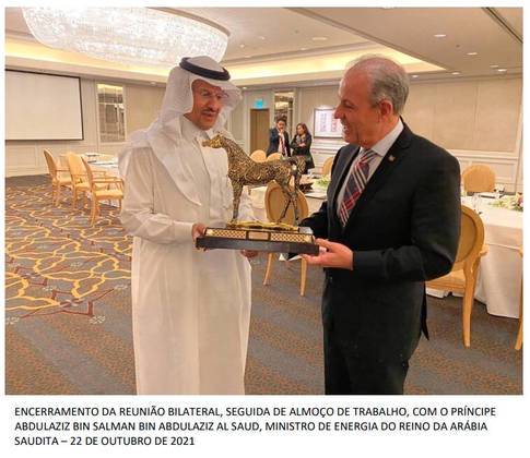 A escultura foi entregue a
Albuquerque em 22 de outubro de 2021, no encerramento da reunião bilateral,
seguida de almoço de trabalho, com o princípe Abdulaziz Bin Salman Bin
Abdulaziz Al Saud, ministro de Energia do Reino da Arábia Saudita.