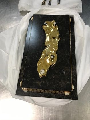 Os fiscais ainda encontraram outro objeto na bagagem do ex-assessor de Albuquerque. No Brasil, é obrigatória a declaração ao Fisco de qualquer bem que entre no país cujo valor seja superior a US$ 1 mil. A retirada formal e correta das joias apreendidas pela Receita Federal, neste caso, custaria R$ 12,3 milhões.